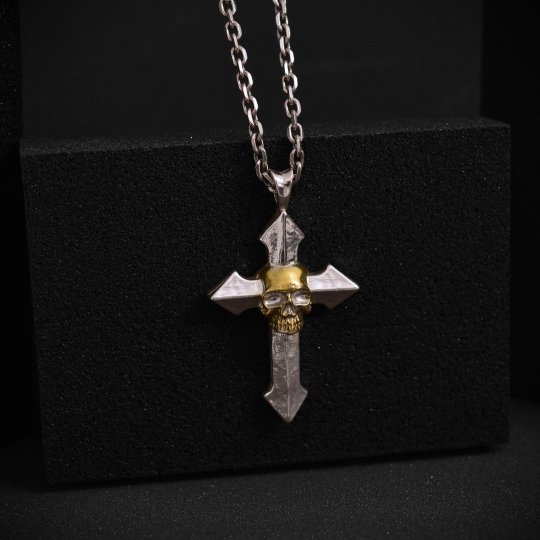 „Memento Mori“-Kreuzanhänger für Herren aus 925er Silber mit goldfarbenen Akzenten – Symbol für Stärke und Achtsamkeit, Skulpturenschmuck im Boho- und rustikalen Stil | Art Diva