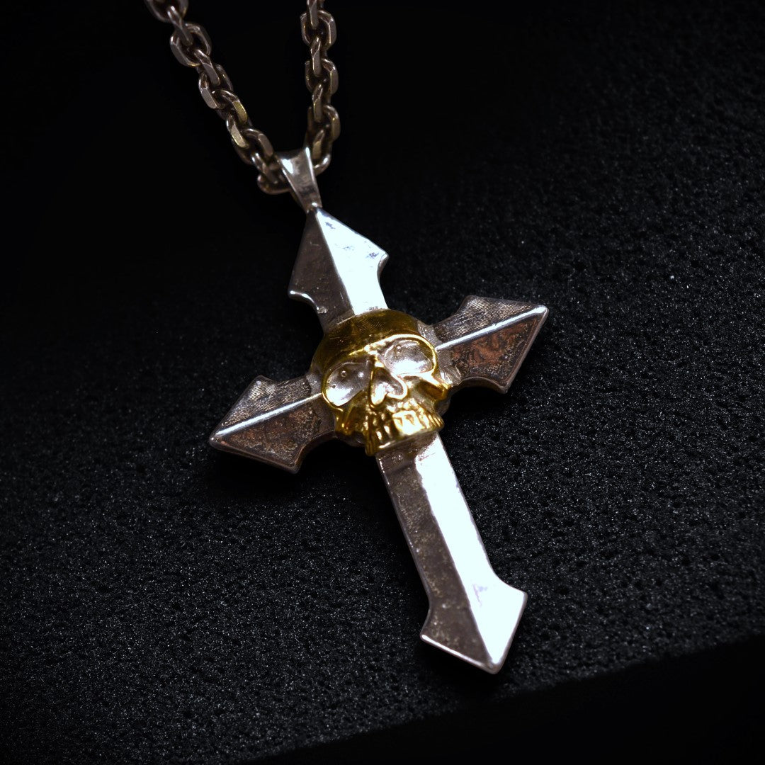 „Memento Mori“-Kreuzanhänger für Herren aus 925er Silber mit goldfarbenen Akzenten – Symbol für Stärke und Achtsamkeit, Skulpturenschmuck im Boho- und rustikalen Stil | Art Diva