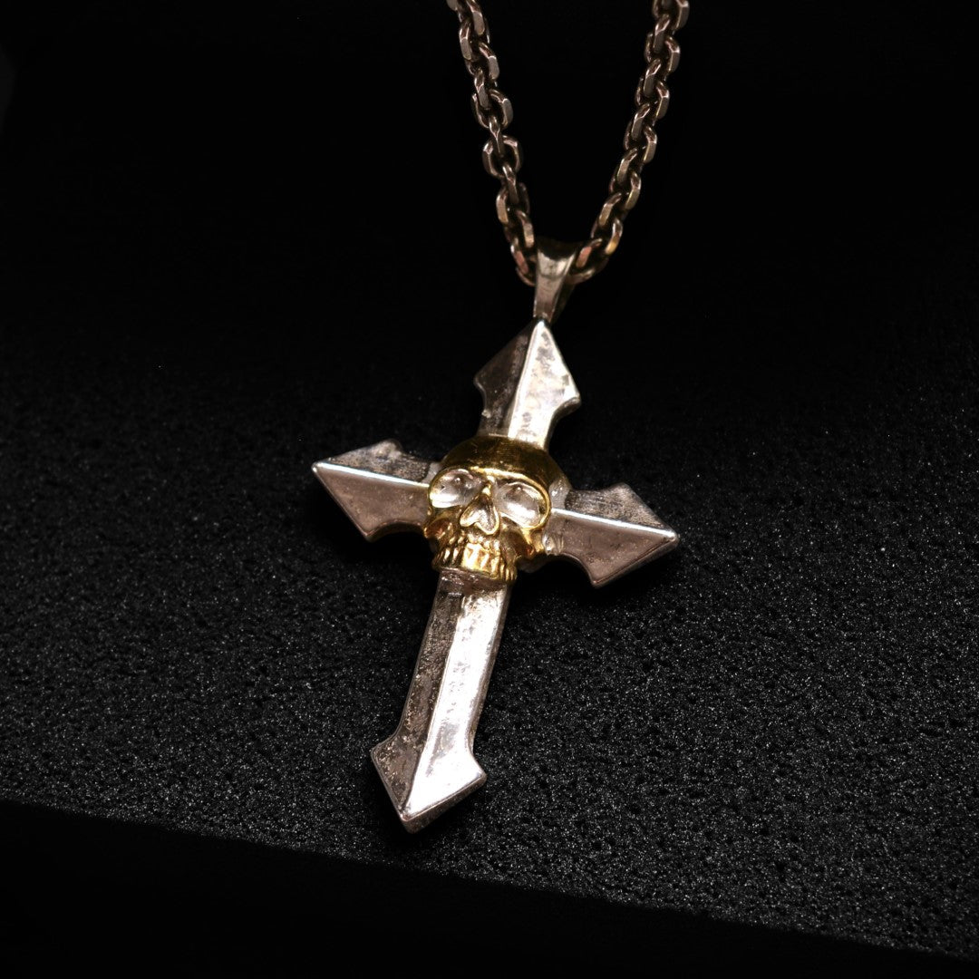 „Memento Mori“-Kreuzanhänger für Herren aus 925er Silber mit goldfarbenen Akzenten – Symbol für Stärke und Achtsamkeit, Skulpturenschmuck im Boho- und rustikalen Stil | Art Diva
