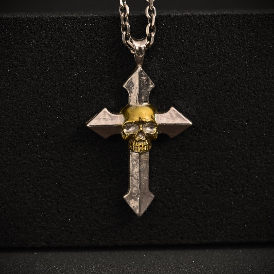 „Memento Mori“-Kreuzanhänger für Herren aus 925er Silber mit goldfarbenen Akzenten – Symbol für Stärke und Achtsamkeit, Skulpturenschmuck im Boho- und rustikalen Stil | Art Diva