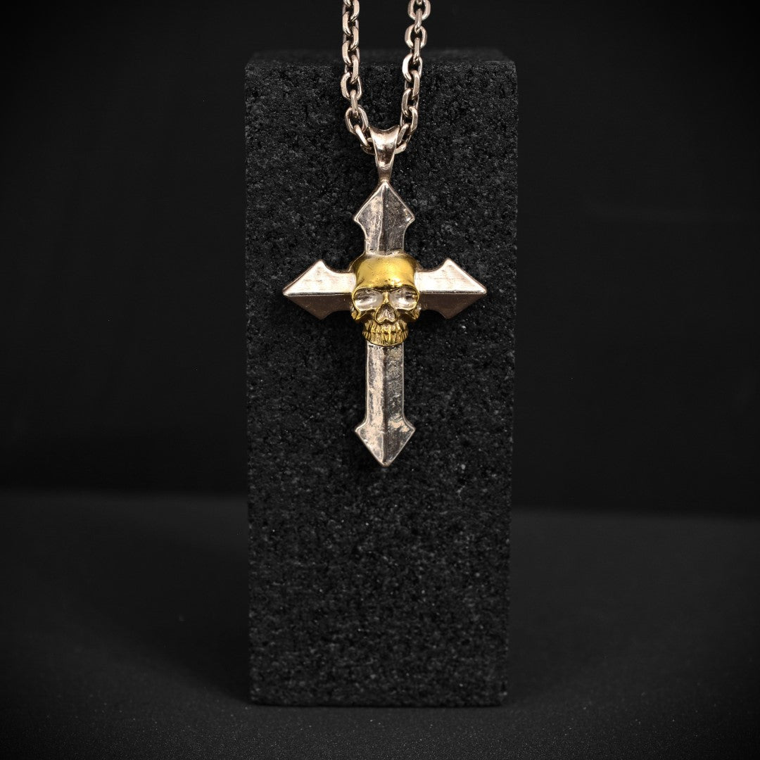 „Memento Mori“-Kreuzanhänger für Herren aus 925er Silber mit goldfarbenen Akzenten – Symbol für Stärke und Achtsamkeit, Skulpturenschmuck im Boho- und rustikalen Stil | Art Diva