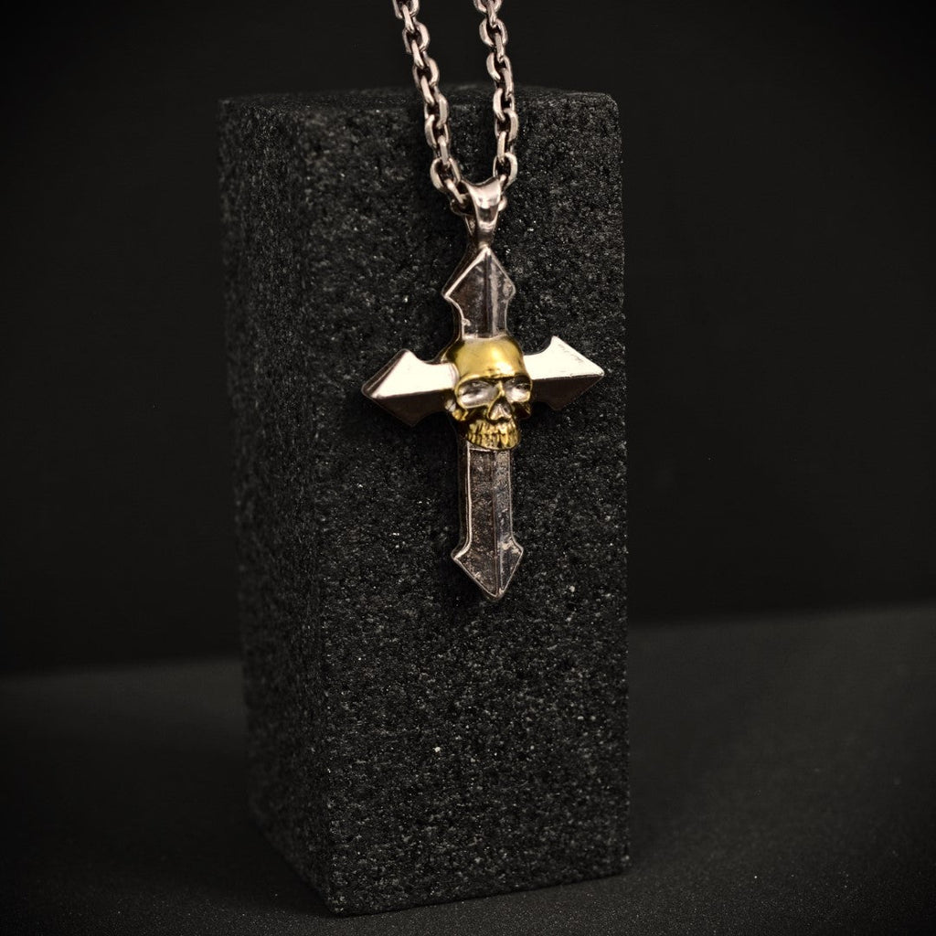 „Memento Mori“-Kreuzanhänger für Herren aus 925er Silber mit goldfarbenen Akzenten – Symbol für Stärke und Achtsamkeit, Skulpturenschmuck im Boho- und rustikalen Stil | Art Diva