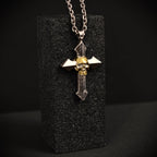 „Memento Mori“-Kreuzanhänger für Herren aus 925er Silber mit goldfarbenen Akzenten – Symbol für Stärke und Achtsamkeit, Skulpturenschmuck im Boho- und rustikalen Stil | Art Diva
