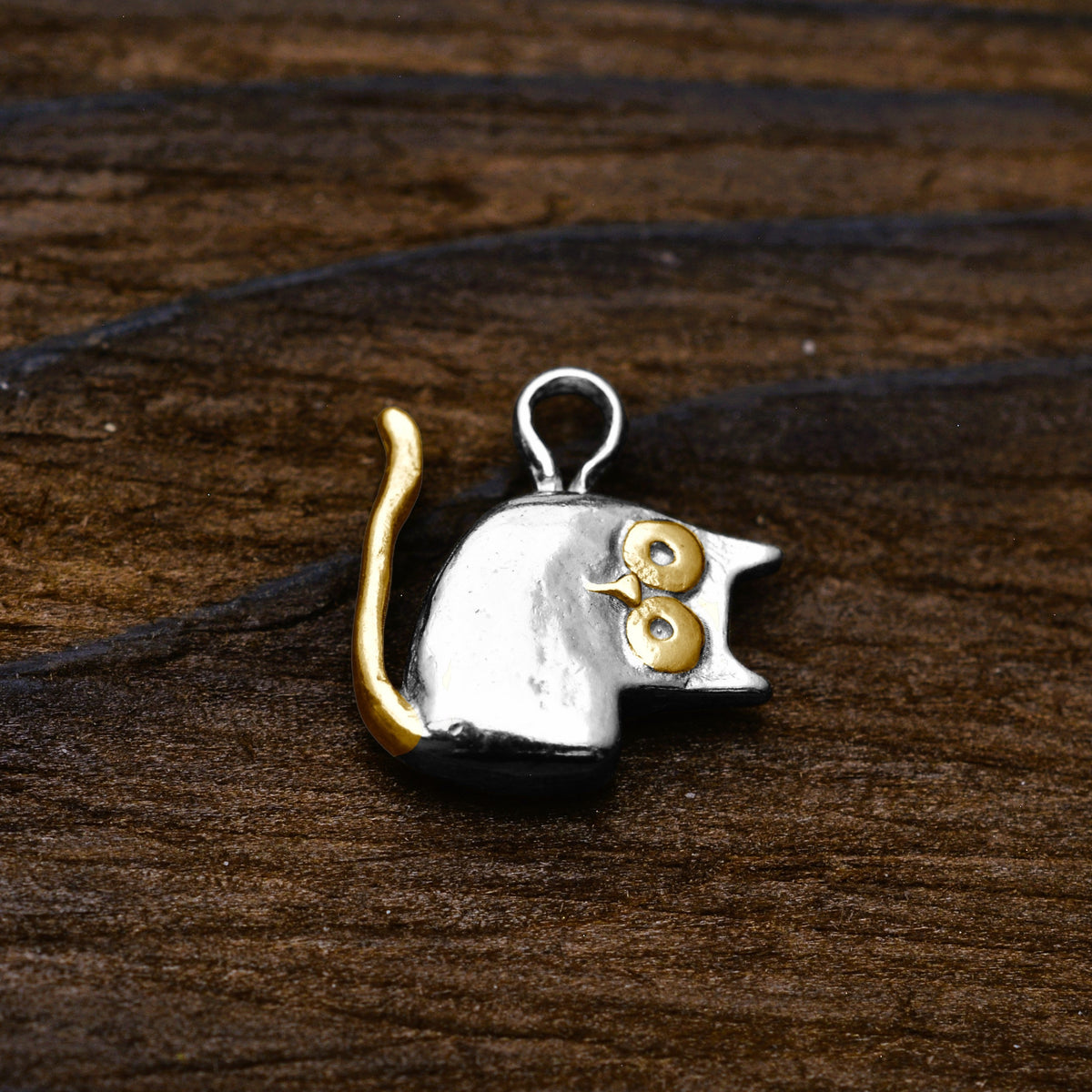 „Pisana“ – Katzen-Anhänger aus 925er Silber für Katzen- und Tierliebhaber, Skulpturenschmuck im Boho- und rustikalen Stil | Art Diva