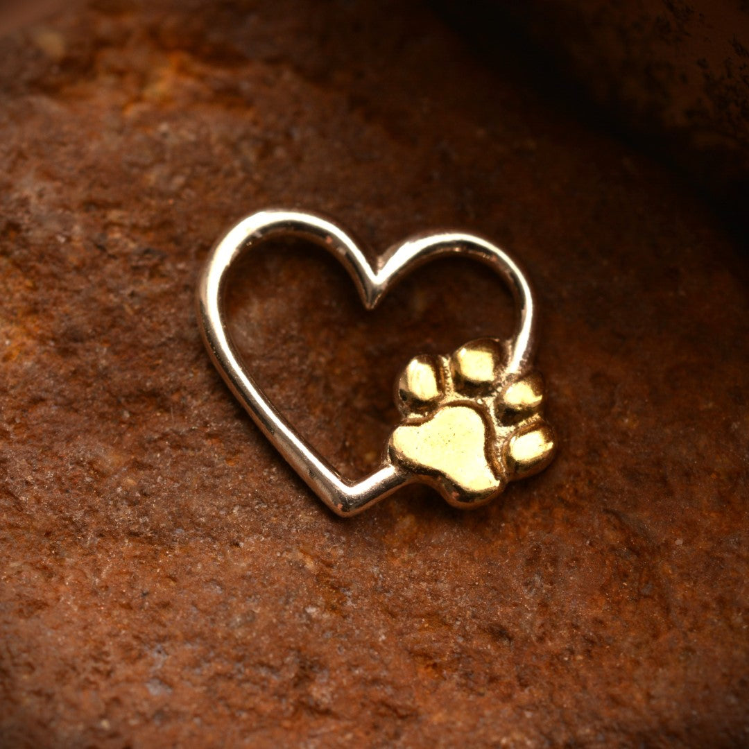 „Herz und Pfote“-Anhänger aus 925er Silber mit goldfarbenen Akzenten – Talisman für die Liebe zu Tieren, Skulpturenschmuck im Boho- und rustikalen Stil | Art Diva