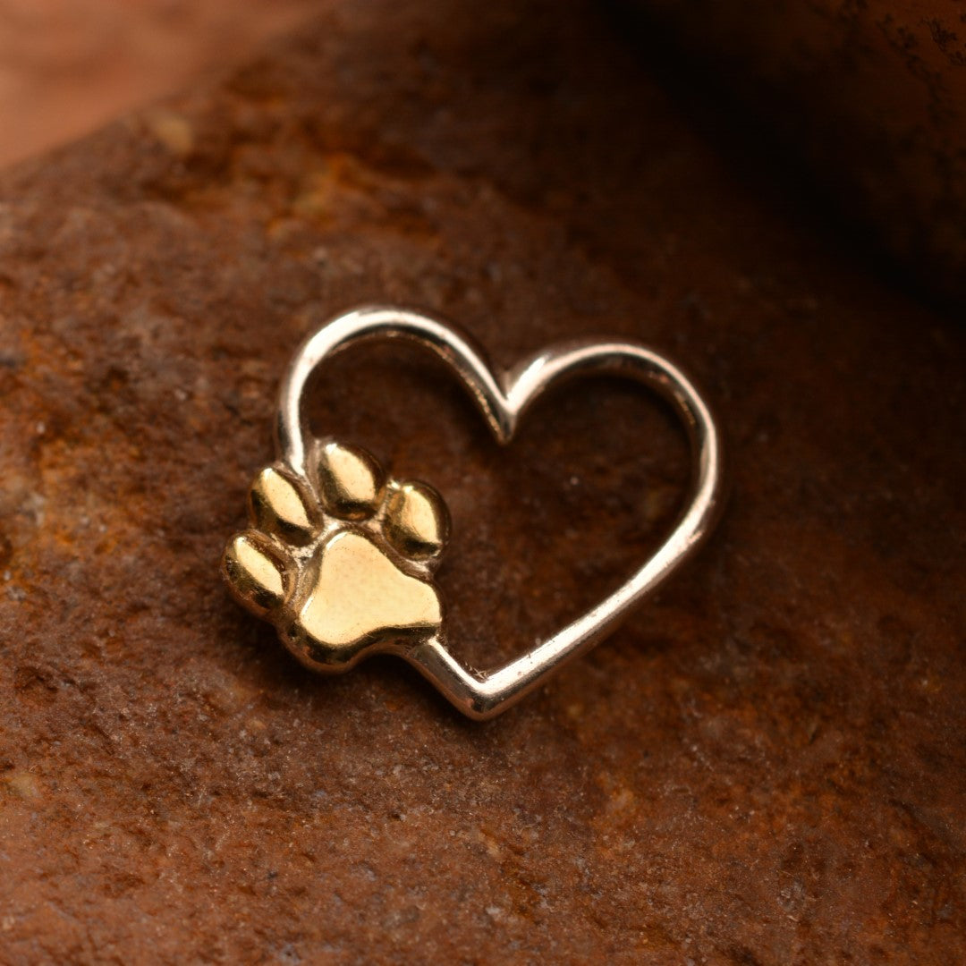 „Herz und Pfote“-Anhänger aus 925er Silber mit goldfarbenen Akzenten – Talisman für die Liebe zu Tieren, Skulpturenschmuck im Boho- und rustikalen Stil | Art Diva