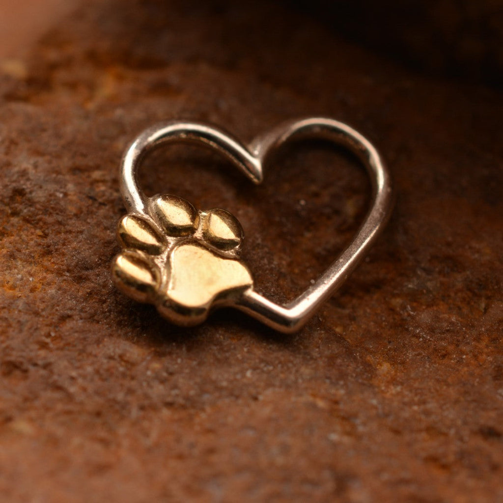 „Herz und Pfote“-Anhänger aus 925er Silber mit goldfarbenen Akzenten – Talisman für die Liebe zu Tieren, Skulpturenschmuck im Boho- und rustikalen Stil | Art Diva