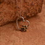 „Herz und Pfote“-Anhänger aus 925er Silber mit goldfarbenen Akzenten – Talisman für die Liebe zu Tieren, Skulpturenschmuck im Boho- und rustikalen Stil | Art Diva
