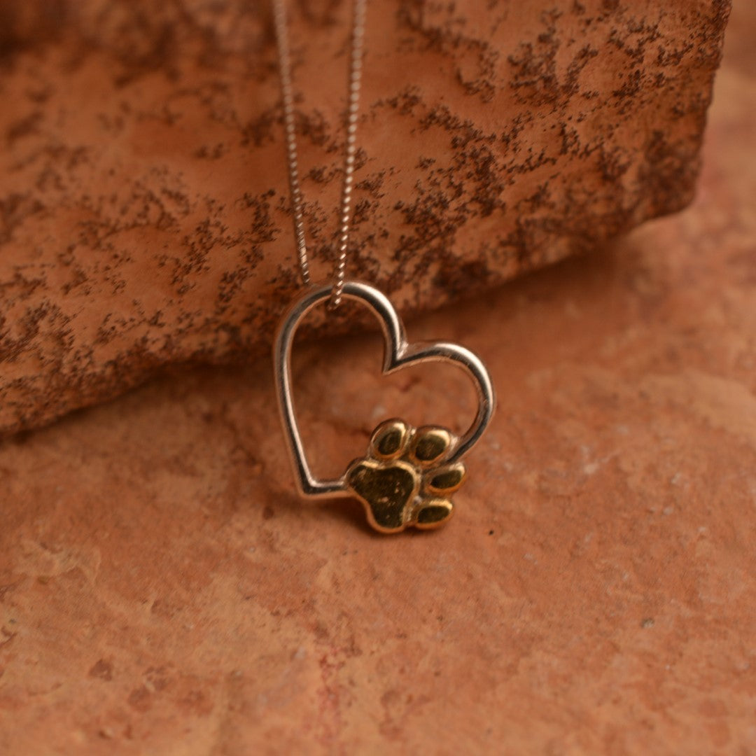 „Herz und Pfote“-Anhänger aus 925er Silber mit goldfarbenen Akzenten – Talisman für die Liebe zu Tieren, Skulpturenschmuck im Boho- und rustikalen Stil | Art Diva