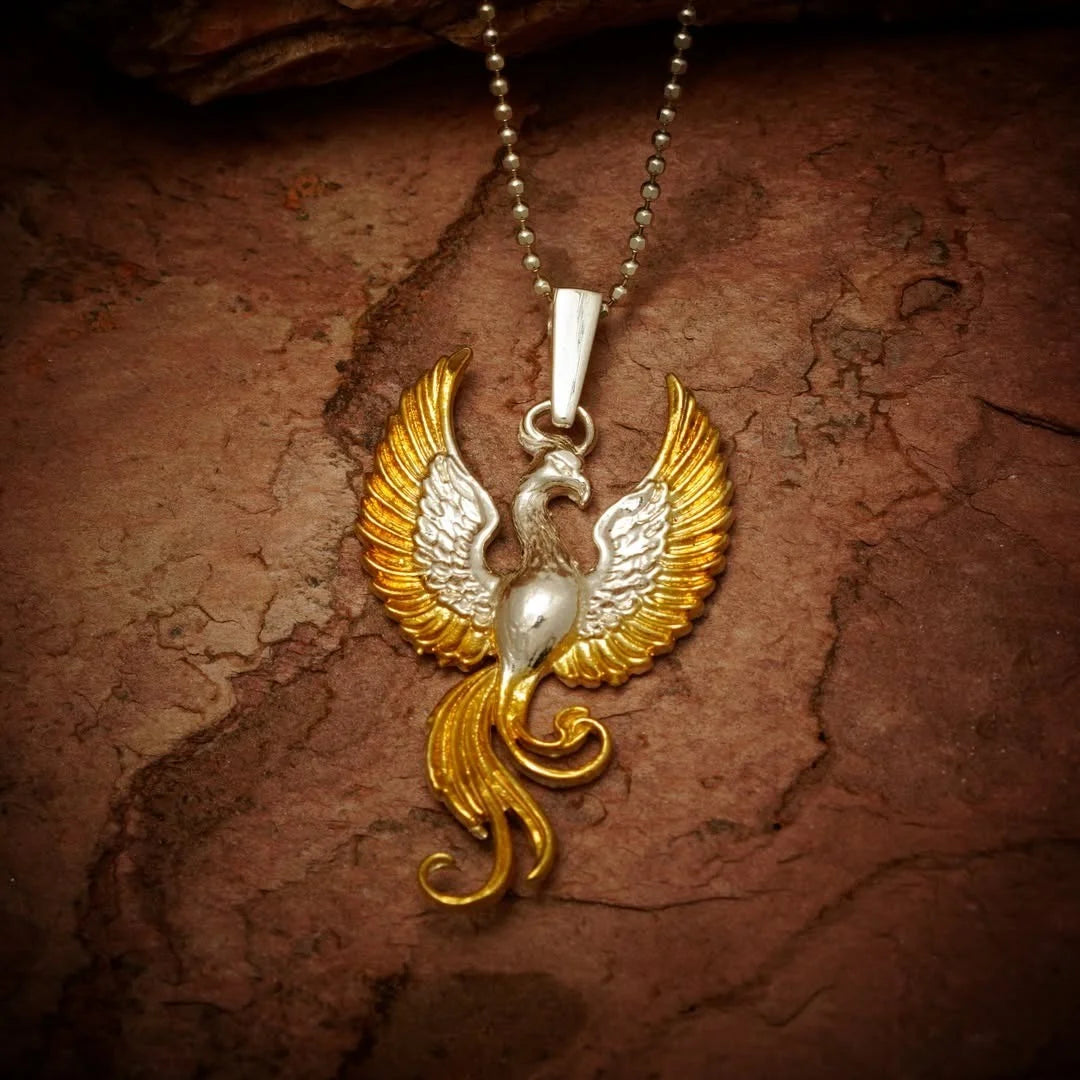 „Phönix“-Anhänger aus 925er Silber mit goldenen Akzenten – handpolierter Talisman für Wiedergeburt, Stärke und Neuanfang, skulpturaler Schmuck im Boho-Rustik-Stil | Art Diva