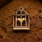 „Herz im Käfig“-Anhänger aus 925er Silber mit goldfarbenem Akzent – Talisman für Stärke, Liebe und emotionale Freiheit, Skulpturenschmuck im Boho- und rustikalen Stil | Art Diva