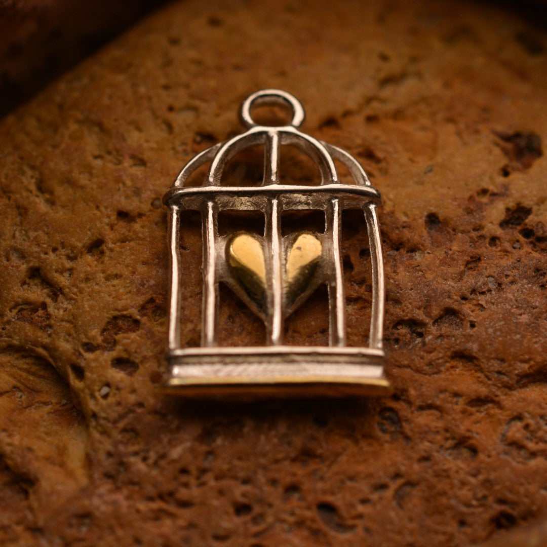 „Herz im Käfig“-Anhänger aus 925er Silber mit goldfarbenem Akzent – Talisman für Stärke, Liebe und emotionale Freiheit, Skulpturenschmuck im Boho- und rustikalen Stil | Art Diva