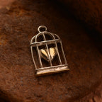 „Herz im Käfig“-Anhänger aus 925er Silber mit goldfarbenem Akzent – Talisman für Stärke, Liebe und emotionale Freiheit, Skulpturenschmuck im Boho- und rustikalen Stil | Art Diva