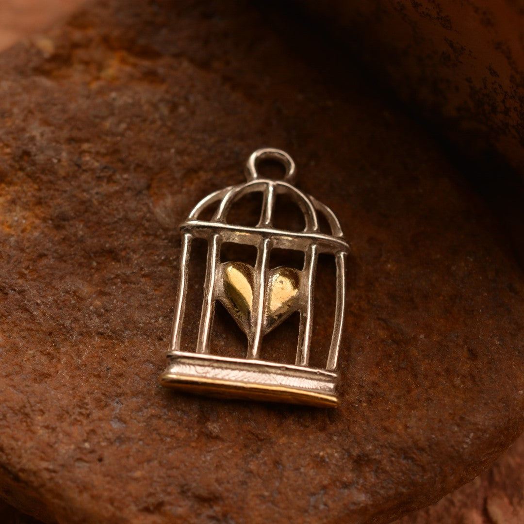 „Herz im Käfig“-Anhänger aus 925er Silber mit goldfarbenem Akzent – Talisman für Stärke, Liebe und emotionale Freiheit, Skulpturenschmuck im Boho- und rustikalen Stil | Art Diva