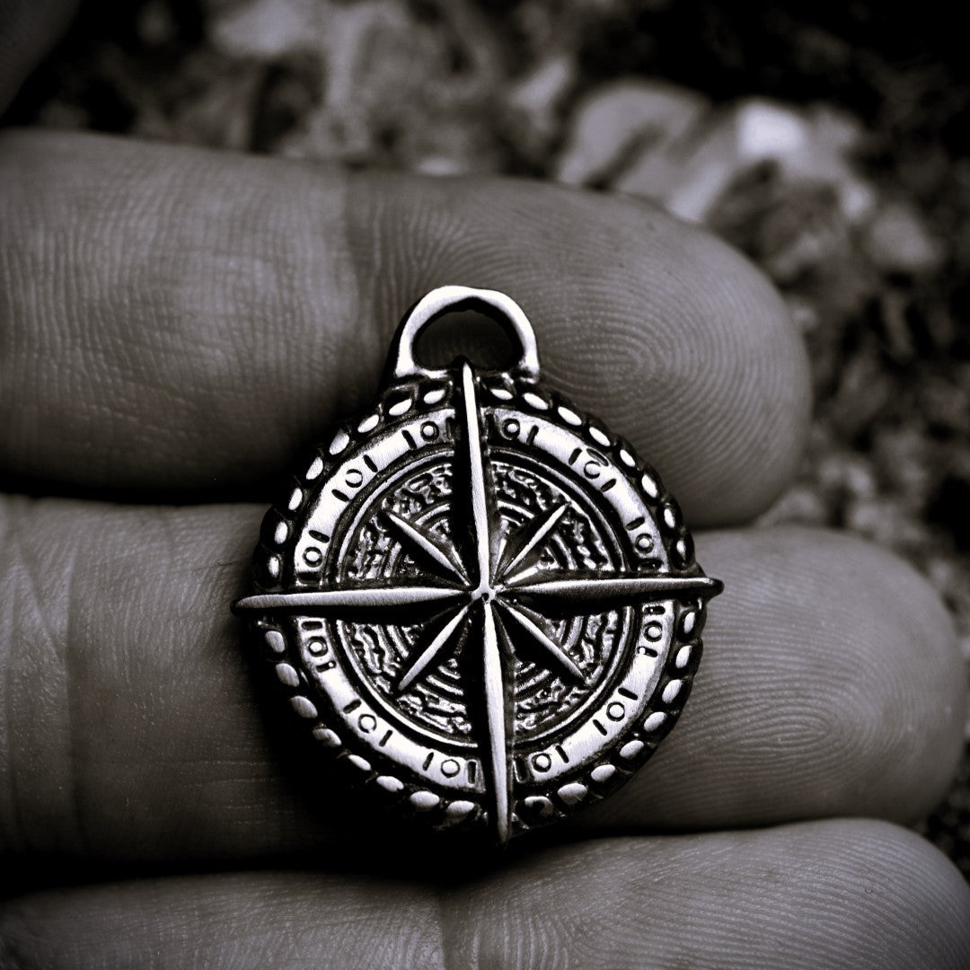 „Kompass“-Anhänger aus 925er Silber – Talisman für Orientierung, Schutz und innere Stärke, skulpturaler Schmuck im Boho-Rustik-Stil | Art Diva