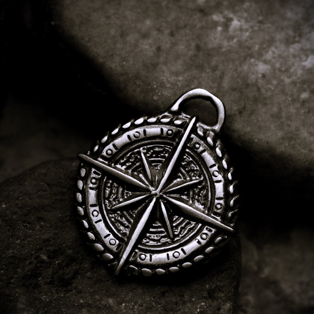 „Kompass“-Anhänger aus 925er Silber – Talisman für Orientierung, Schutz und innere Stärke, skulpturaler Schmuck im Boho-Rustik-Stil | Art Diva