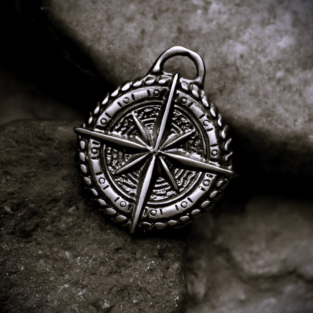 „Kompass“-Anhänger aus 925er Silber – Talisman für Orientierung, Schutz und innere Stärke, skulpturaler Schmuck im Boho-Rustik-Stil | Art Diva
