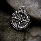 „Kompass“-Anhänger aus 925er Silber – Talisman für Orientierung, Schutz und innere Stärke, skulpturaler Schmuck im Boho-Rustik-Stil | Art Diva