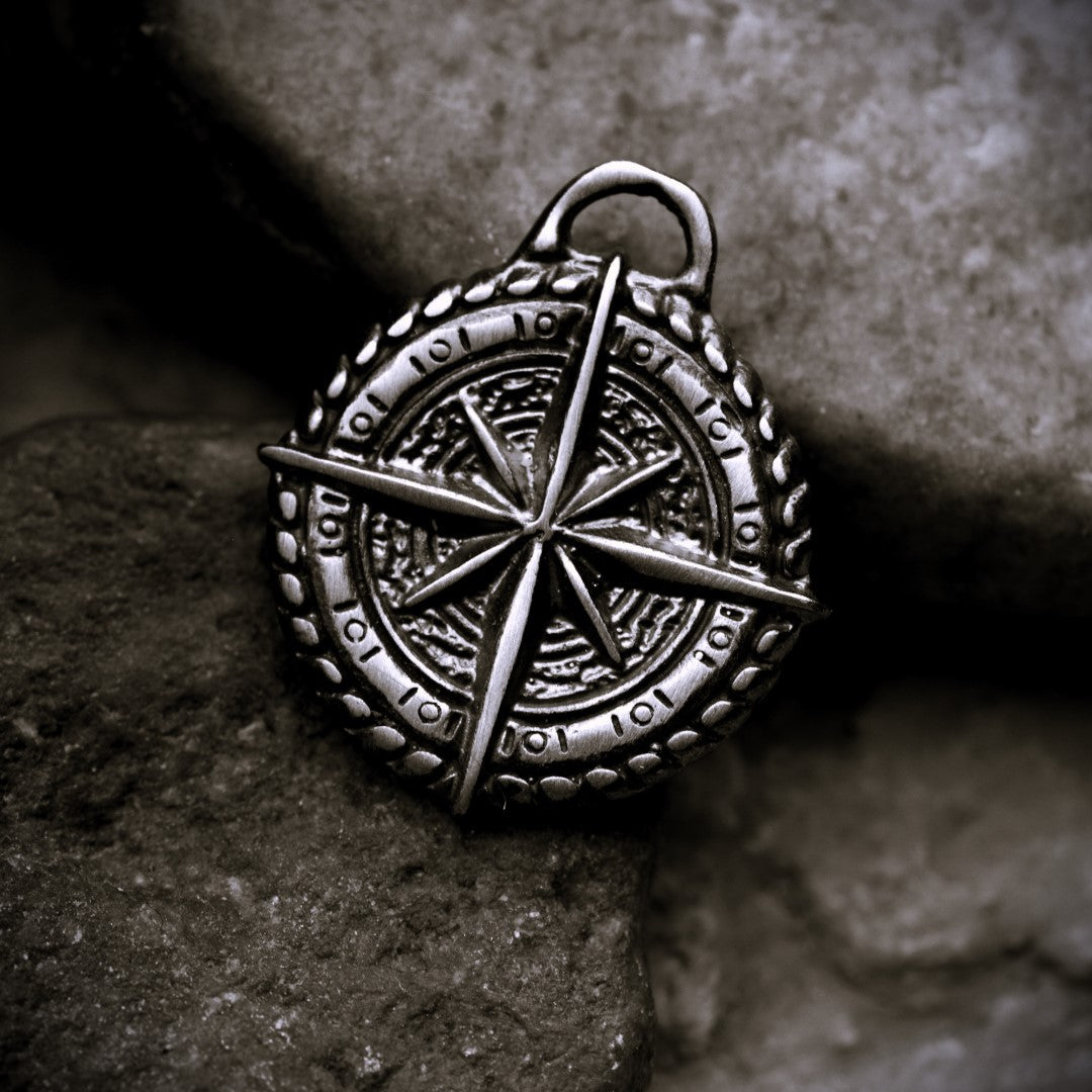 „Kompass“-Anhänger aus 925er Silber – Talisman für Orientierung, Schutz und innere Stärke, skulpturaler Schmuck im Boho-Rustik-Stil | Art Diva