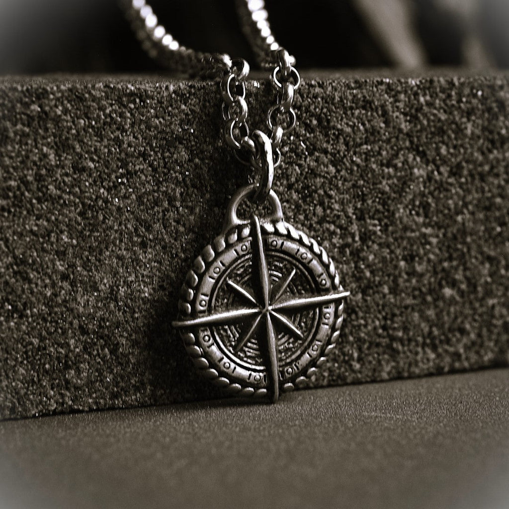 „Kompass“-Anhänger aus 925er Silber – Talisman für Orientierung, Schutz und innere Stärke, skulpturaler Schmuck im Boho-Rustik-Stil | Art Diva