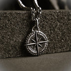 „Kompass“-Anhänger aus 925er Silber – Talisman für Orientierung, Schutz und innere Stärke, skulpturaler Schmuck im Boho-Rustik-Stil | Art Diva