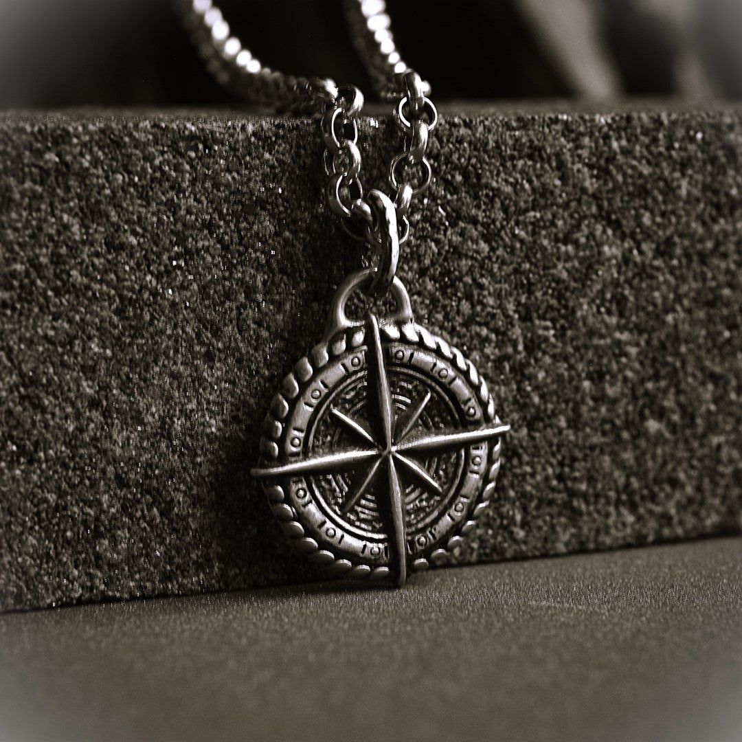 „Kompass“-Anhänger aus 925er Silber – Talisman für Orientierung, Schutz und innere Stärke, skulpturaler Schmuck im Boho-Rustik-Stil | Art Diva