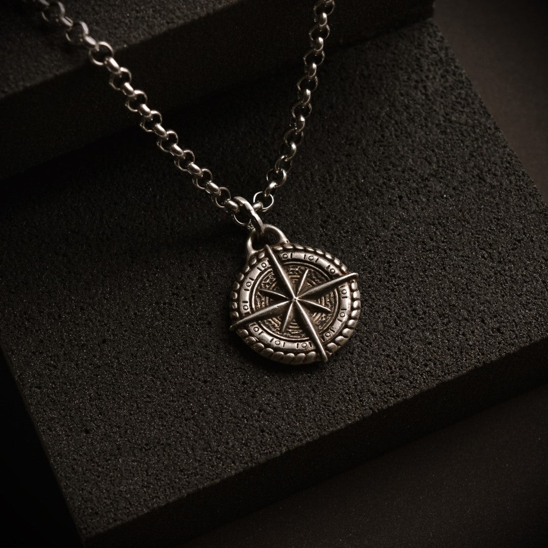 „Kompass“-Anhänger aus 925er Silber – Talisman für Orientierung, Schutz und innere Stärke, skulpturaler Schmuck im Boho-Rustik-Stil | Art Diva
