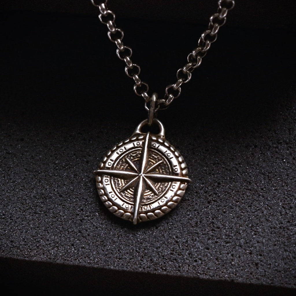 „Kompass“-Anhänger aus 925er Silber – Talisman für Orientierung, Schutz und innere Stärke, skulpturaler Schmuck im Boho-Rustik-Stil | Art Diva