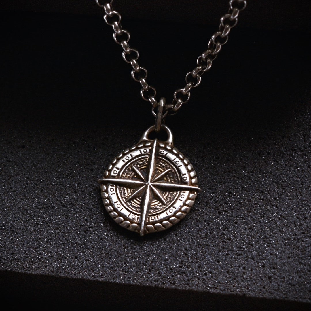 „Kompass“-Anhänger aus 925er Silber – Talisman für Orientierung, Schutz und innere Stärke, skulpturaler Schmuck im Boho-Rustik-Stil | Art Diva
