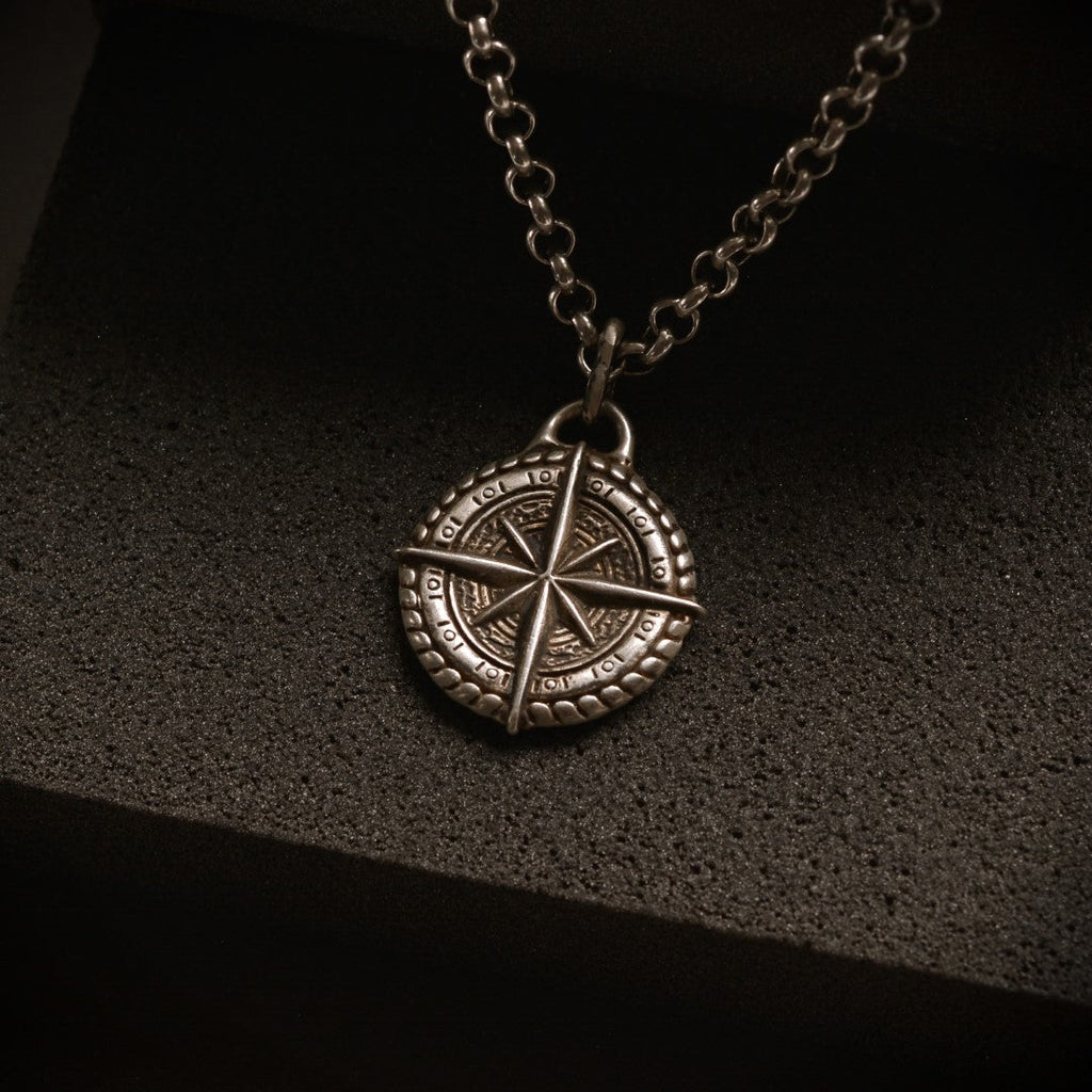 „Kompass“-Anhänger aus 925er Silber – Talisman für Orientierung, Schutz und innere Stärke, skulpturaler Schmuck im Boho-Rustik-Stil | Art Diva