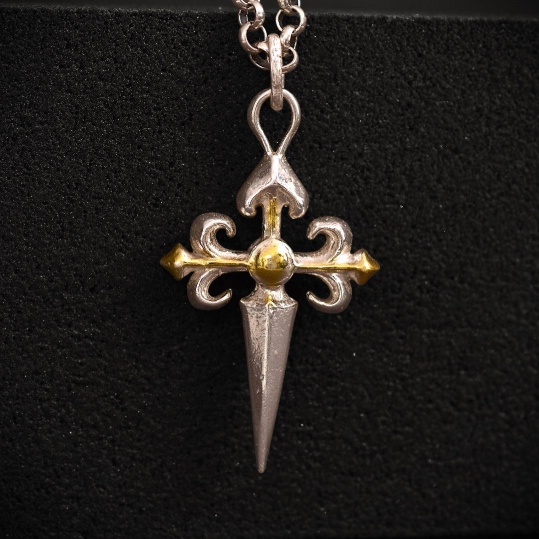„Ornamentkreuz“-Anhänger aus 925er Silber – handgefertigtes Symbol für spirituelle Stärke und Schutz, Skulpturenschmuck im Boho- und rustikalen Stil | Art Diva