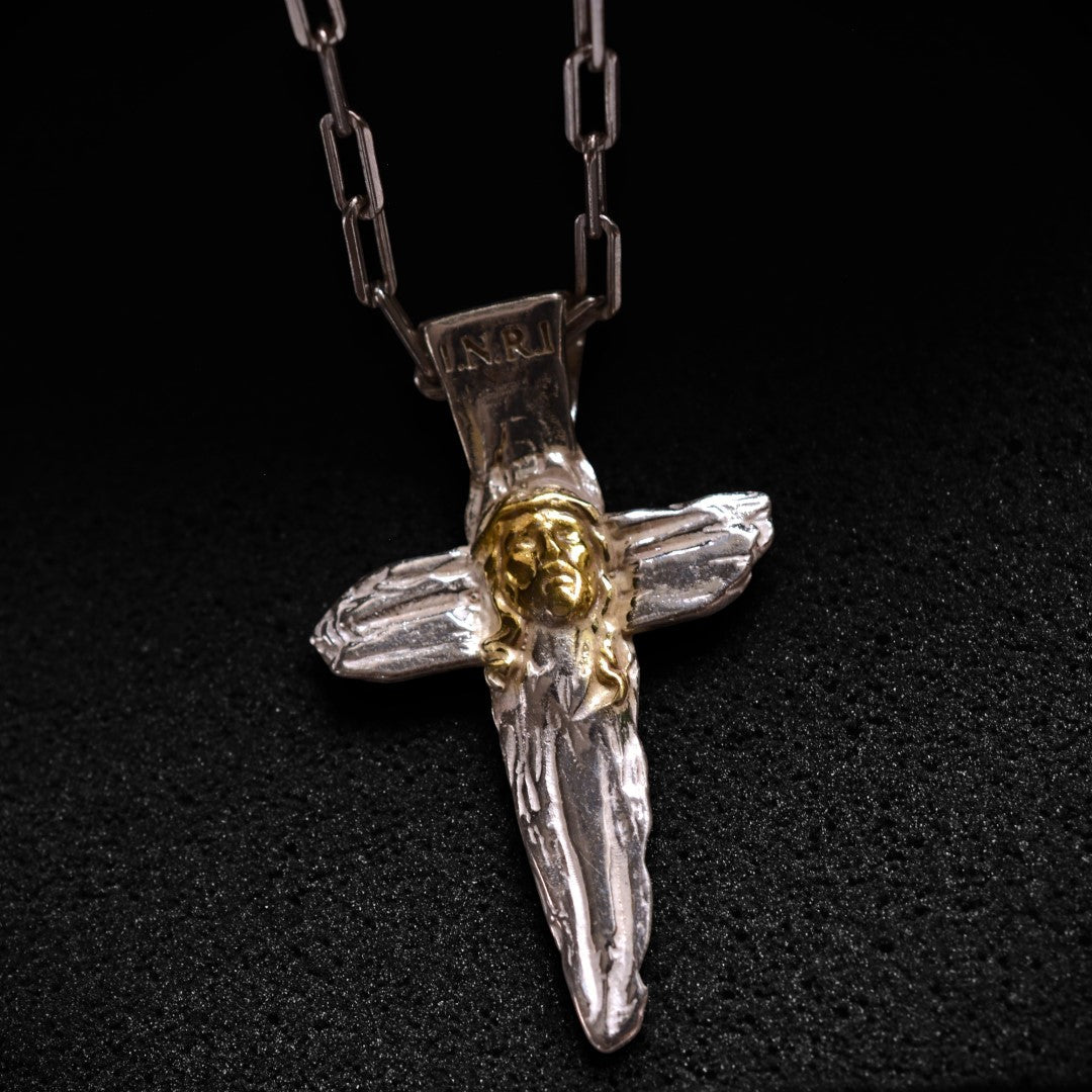 „Jesus Christus“-Anhänger aus 925er Silber mit goldfarbenen Akzenten – handgefertigtes Symbol für Glauben und Schutz, Skulpturenschmuck im Boho- und rustikalen Stil | Art Diva