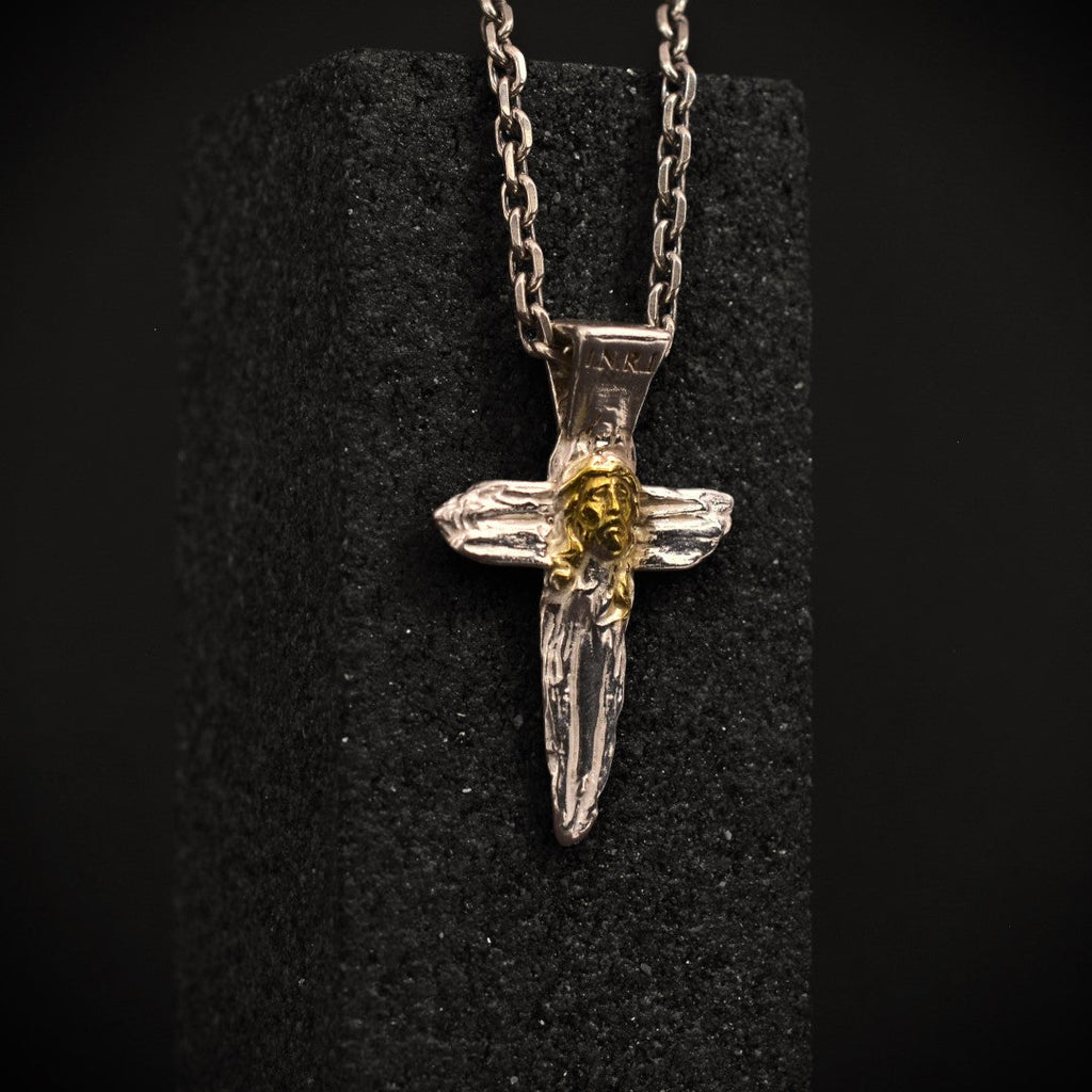 „Jesus Christus“-Anhänger aus 925er Silber mit goldfarbenen Akzenten – handgefertigtes Symbol für Glauben und Schutz, Skulpturenschmuck im Boho- und rustikalen Stil | Art Diva