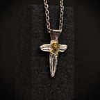 „Jesus Christus“-Anhänger aus 925er Silber mit goldfarbenen Akzenten – handgefertigtes Symbol für Glauben und Schutz, Skulpturenschmuck im Boho- und rustikalen Stil | Art Diva