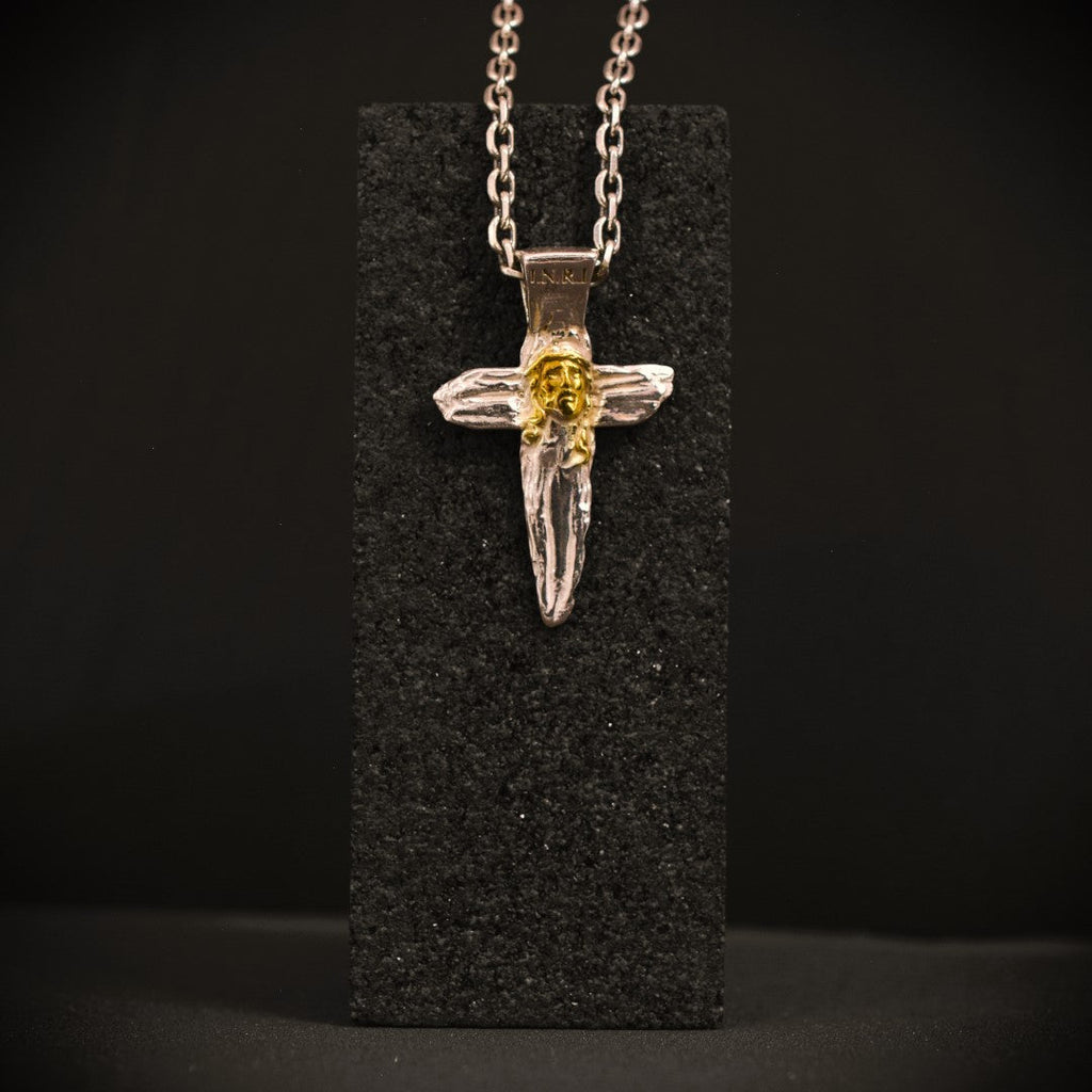 „Jesus Christus“-Anhänger aus 925er Silber mit goldfarbenen Akzenten – handgefertigtes Symbol für Glauben und Schutz, Skulpturenschmuck im Boho- und rustikalen Stil | Art Diva