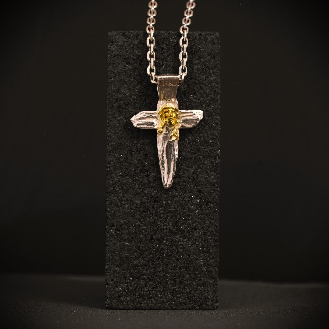„Jesus Christus“-Anhänger aus 925er Silber mit goldfarbenen Akzenten – handgefertigtes Symbol für Glauben und Schutz, Skulpturenschmuck im Boho- und rustikalen Stil | Art Diva
