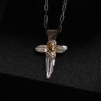 „Jesus Christus“-Anhänger aus 925er Silber mit goldfarbenen Akzenten – handgefertigtes Symbol für Glauben und Schutz, Skulpturenschmuck im Boho- und rustikalen Stil | Art Diva