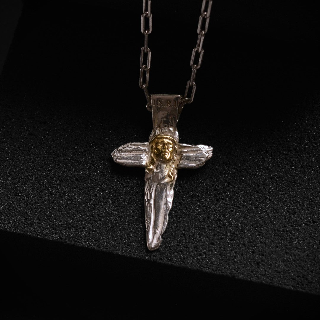 „Jesus Christus“-Anhänger aus 925er Silber mit goldfarbenen Akzenten – handgefertigtes Symbol für Glauben und Schutz, Skulpturenschmuck im Boho- und rustikalen Stil | Art Diva