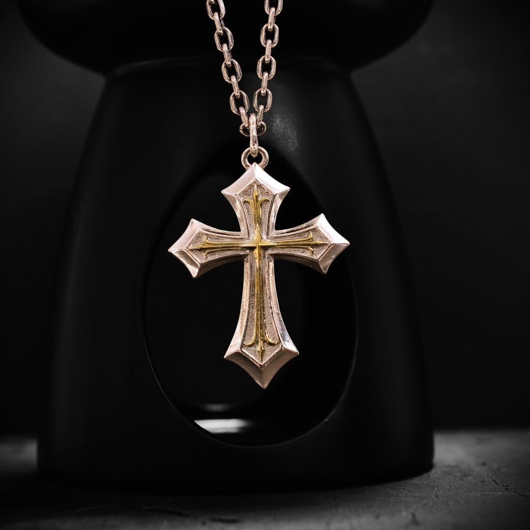„Königskreuz“-Anhänger für Herren aus 925er Silber – groß und massiv, ornamentales Symbol für Stärke und spirituellen Schutz | Art Diva