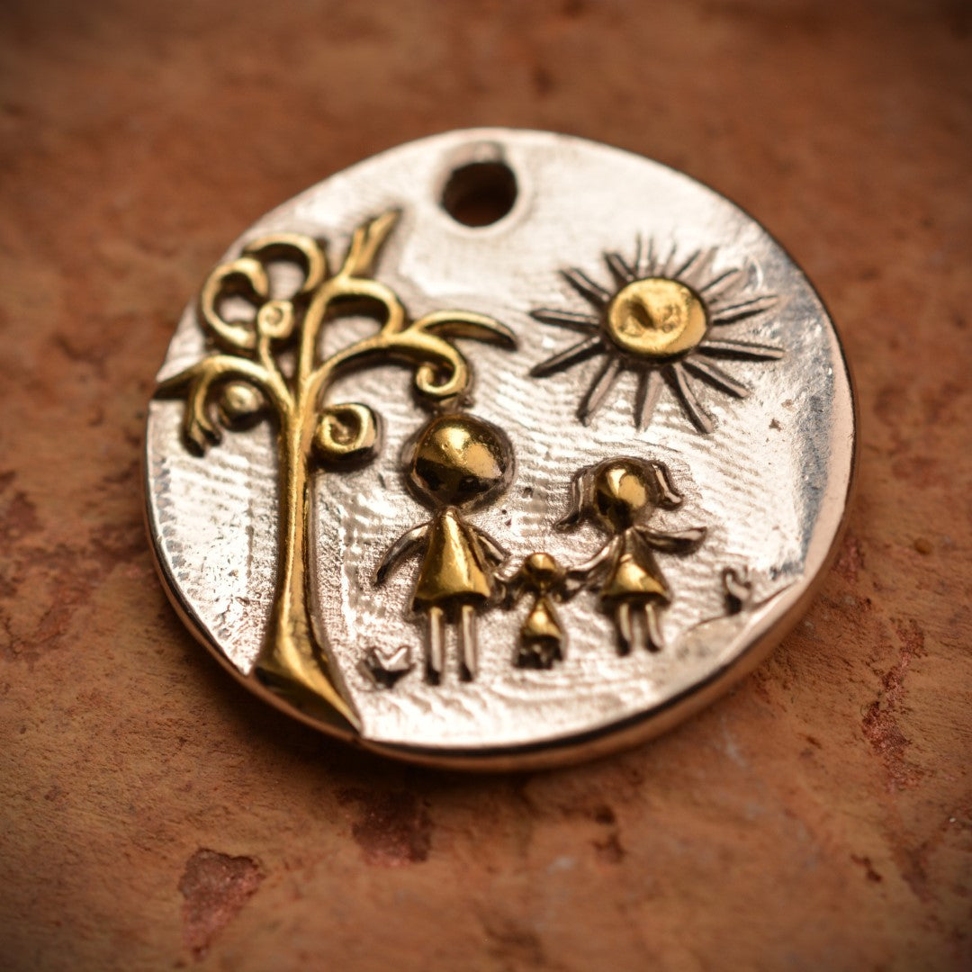 „Familie“ – Anhänger aus 925er Silber, Talisman für Liebe, familiäre Verbundenheit und Zusammenhalt, Skulpturenschmuck im Boho- und rustikalen Stil | Art Diva