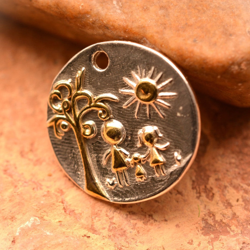 „Familie“ – Anhänger aus 925er Silber, Talisman für Liebe, familiäre Verbundenheit und Zusammenhalt, Skulpturenschmuck im Boho- und rustikalen Stil | Art Diva