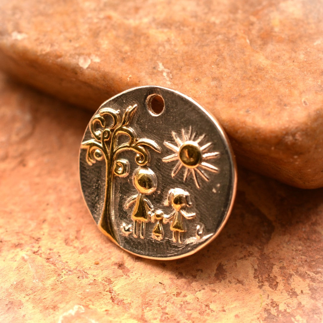 „Familie“ – Anhänger aus 925er Silber, Talisman für Liebe, familiäre Verbundenheit und Zusammenhalt, Skulpturenschmuck im Boho- und rustikalen Stil | Art Diva