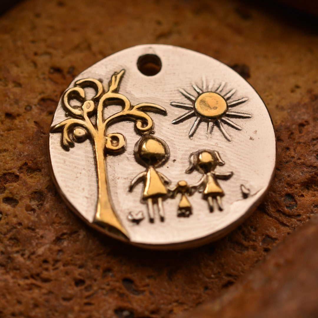 „Familie“ – Anhänger aus 925er Silber, Talisman für Liebe, familiäre Verbundenheit und Zusammenhalt, Skulpturenschmuck im Boho- und rustikalen Stil | Art Diva