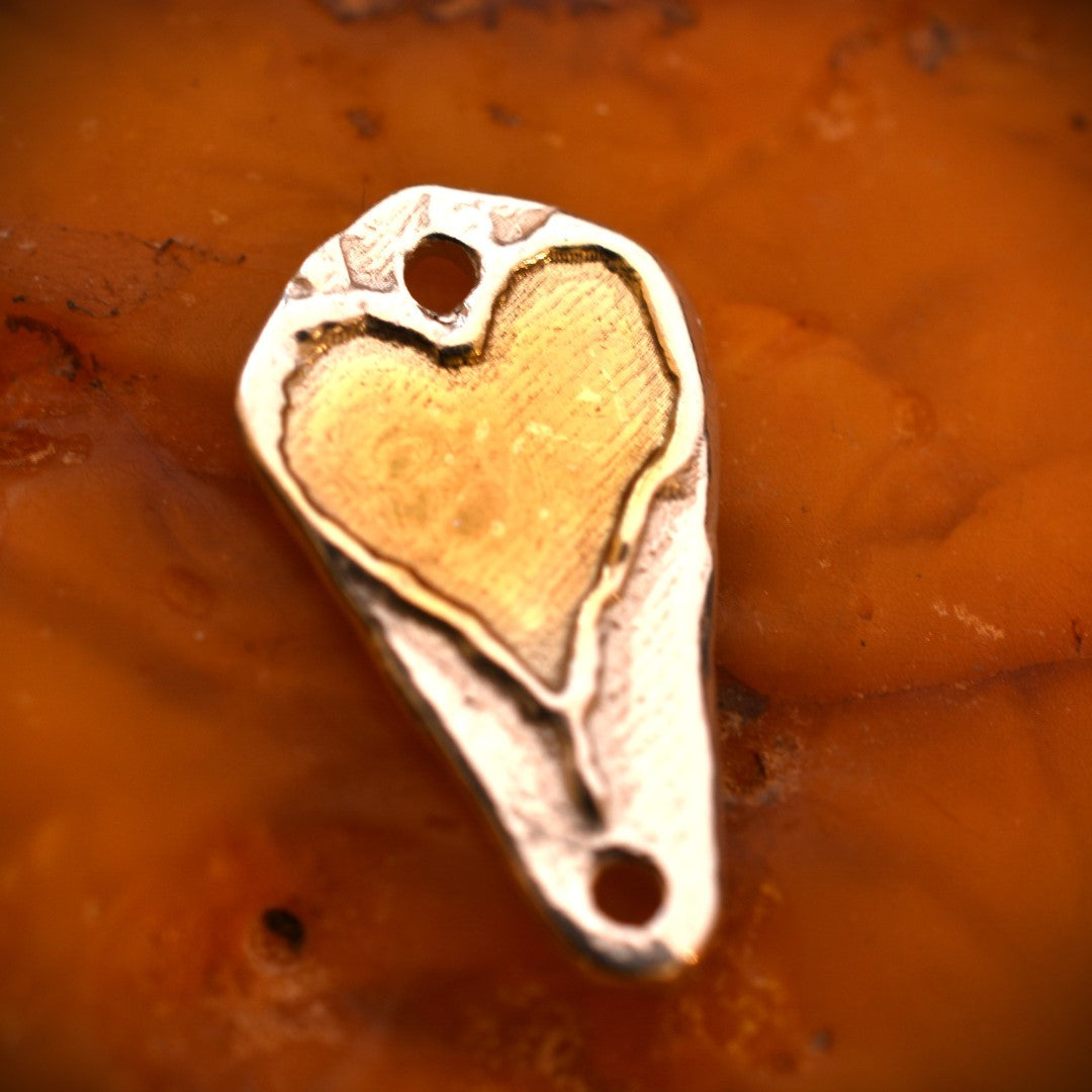 „Herz“ – handgefertigter Anhänger aus 925er Silber mit goldfarbenen Akzenten, Amulett für Liebe und Schutz, Skulpturenschmuck im Boho- und rustikalen Stil | Art Diva