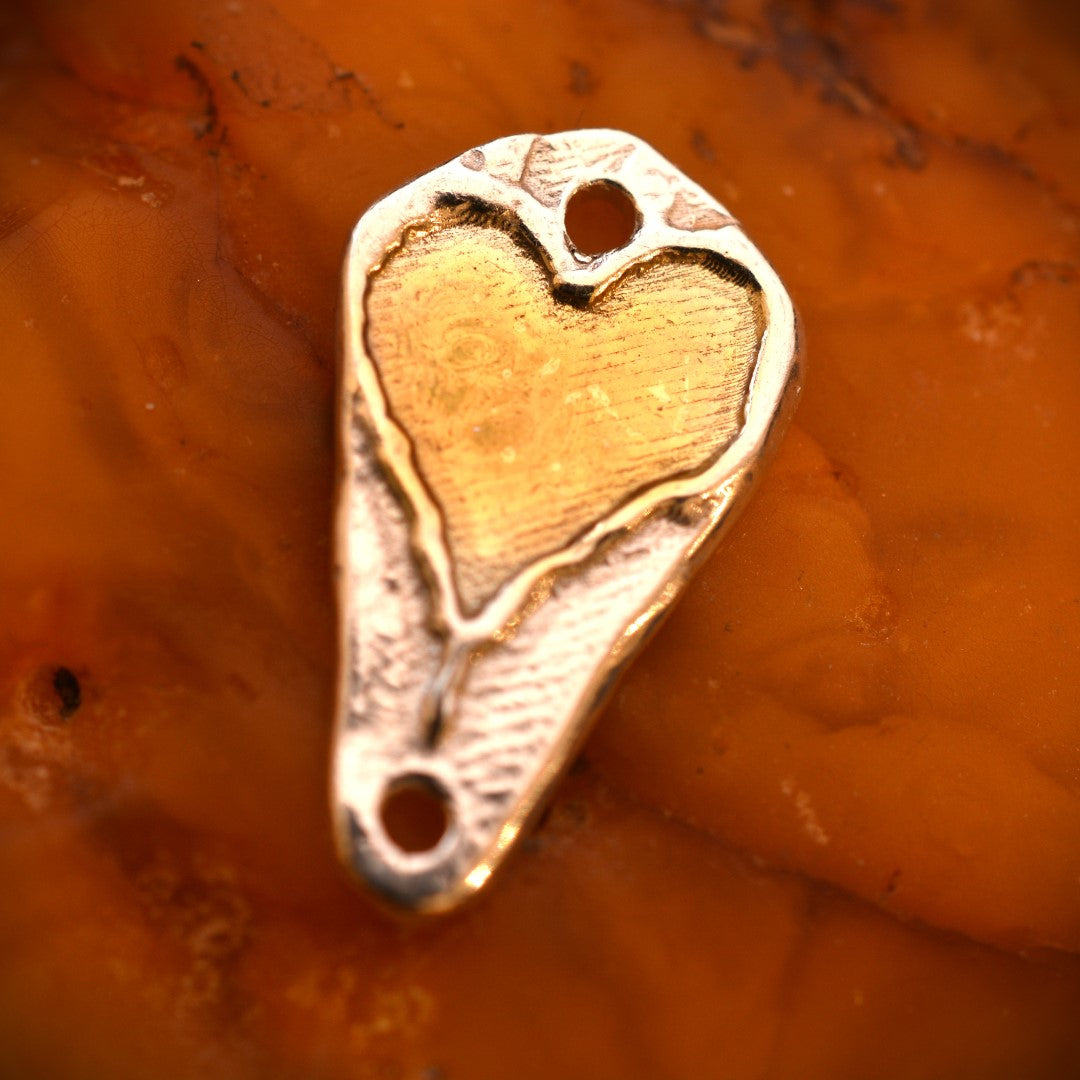 „Herz“ – handgefertigter Anhänger aus 925er Silber mit goldfarbenen Akzenten, Amulett für Liebe und Schutz, Skulpturenschmuck im Boho- und rustikalen Stil | Art Diva