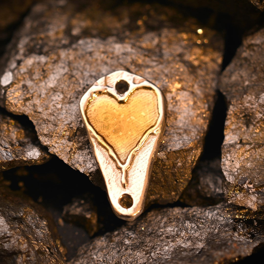 „Herz“ – handgefertigter Anhänger aus 925er Silber mit goldfarbenen Akzenten, Amulett für Liebe und Schutz, Skulpturenschmuck im Boho- und rustikalen Stil | Art Diva