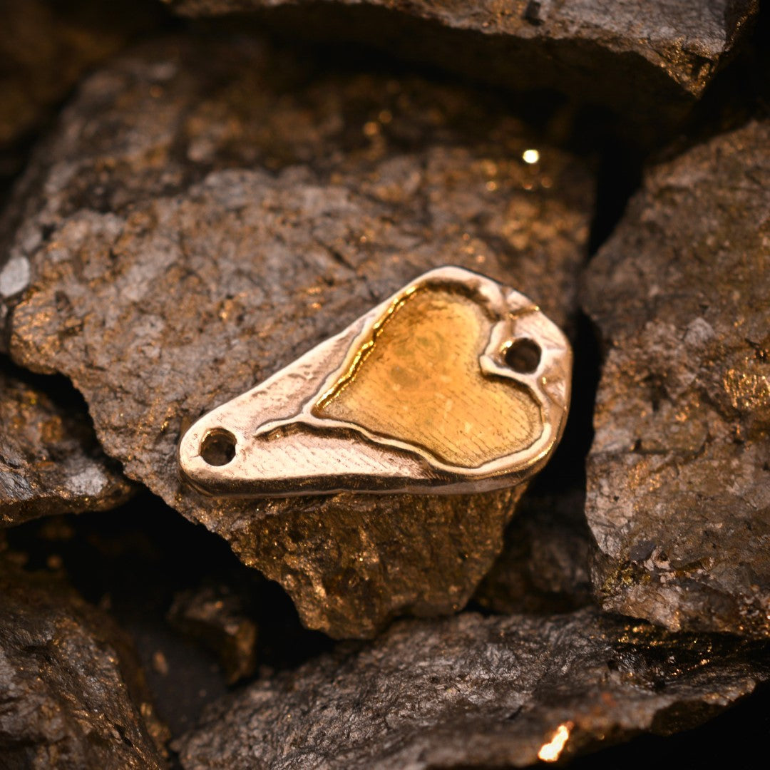 „Herz“ – handgefertigter Anhänger aus 925er Silber mit goldfarbenen Akzenten, Amulett für Liebe und Schutz, Skulpturenschmuck im Boho- und rustikalen Stil | Art Diva