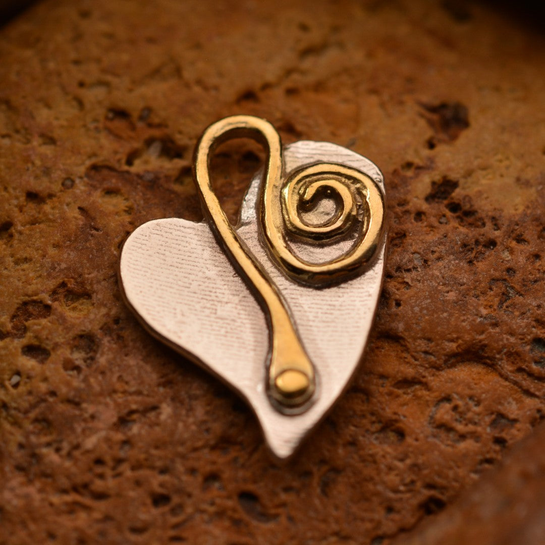„Herz und Spirale“ – handgefertigter Anhänger aus 925er Silber, Talisman für Liebe und einen Neuanfang, Skulpturenschmuck im Boho- und rustikalen Stil | Art Diva