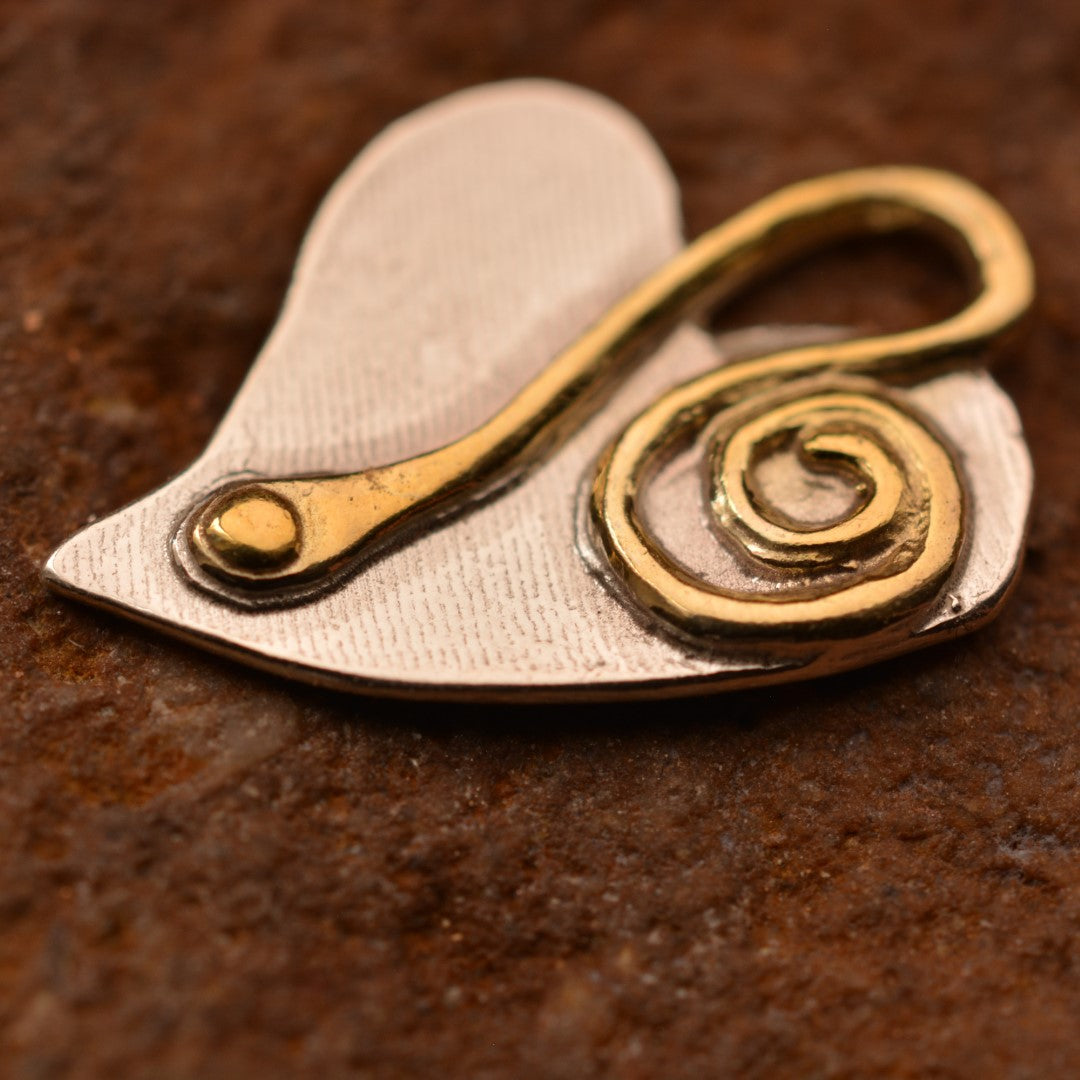 „Herz und Spirale“ – handgefertigter Anhänger aus 925er Silber, Talisman für Liebe und einen Neuanfang, Skulpturenschmuck im Boho- und rustikalen Stil | Art Diva