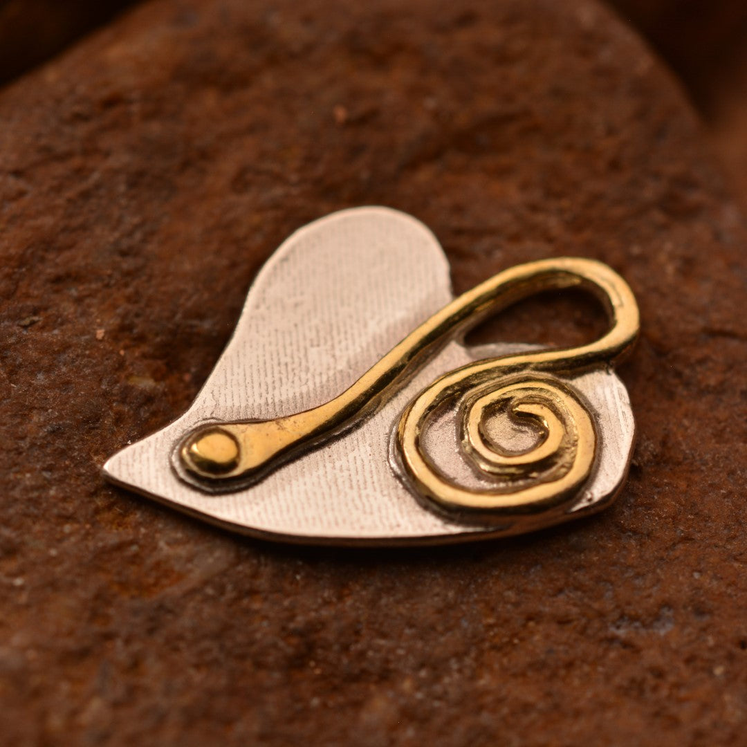 „Herz und Spirale“ – handgefertigter Anhänger aus 925er Silber, Talisman für Liebe und einen Neuanfang, Skulpturenschmuck im Boho- und rustikalen Stil | Art Diva